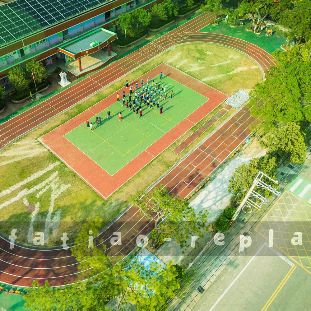 黄铜钟面与齿轮指针表示工作日 10:00-18:00 的客服在线时段